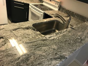 Πάχος 12mm γυαλισμένα στερεά πέτρινα Countertops αντιστοιχιών σε κουτί